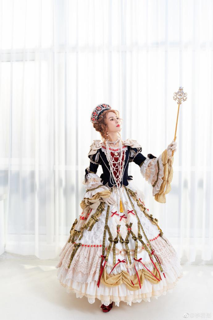 Trong bộ ảnh, nàng "Tiểu Long Nữ" hóa thân vào nhân vật nữ hoàng phương Tây, với kiểu trang phục cầu kỳ, diêm dúa giống như bước ra từ truyện tranh Nhật Bản. Trong bộ ảnh, nàng "Tiểu Long Nữ" hóa thân vào nhân vật nữ hoàng phương Tây, với kiểu trang phục cầu kỳ, diêm dúa giống như bước ra từ truyện tranh Nhật Bản.