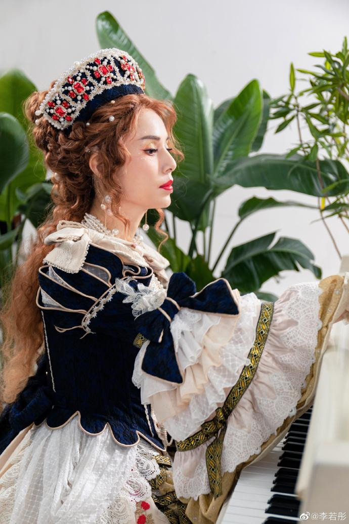 Loạt ảnh nhận được sự chú ý từ đông đảo dân mạng, với hàng ngàn lượt thích và hàng trăm bình luận. Loạt ảnh nhận được sự chú ý từ đông đảo dân mạng, với hàng ngàn lượt thích và hàng trăm bình luận.