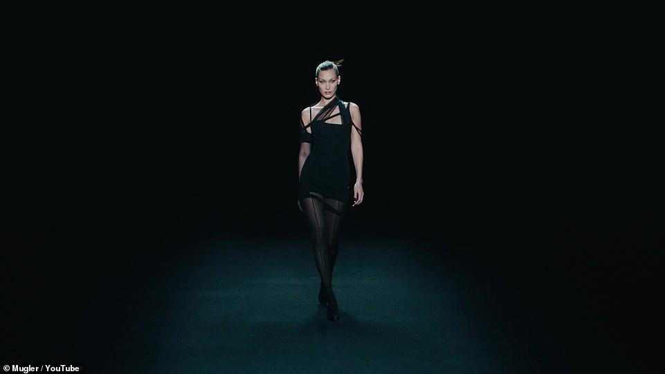 Thần thái tự tin cũng như bước đi uyển chuyển thu hút mọi ánh mắt.