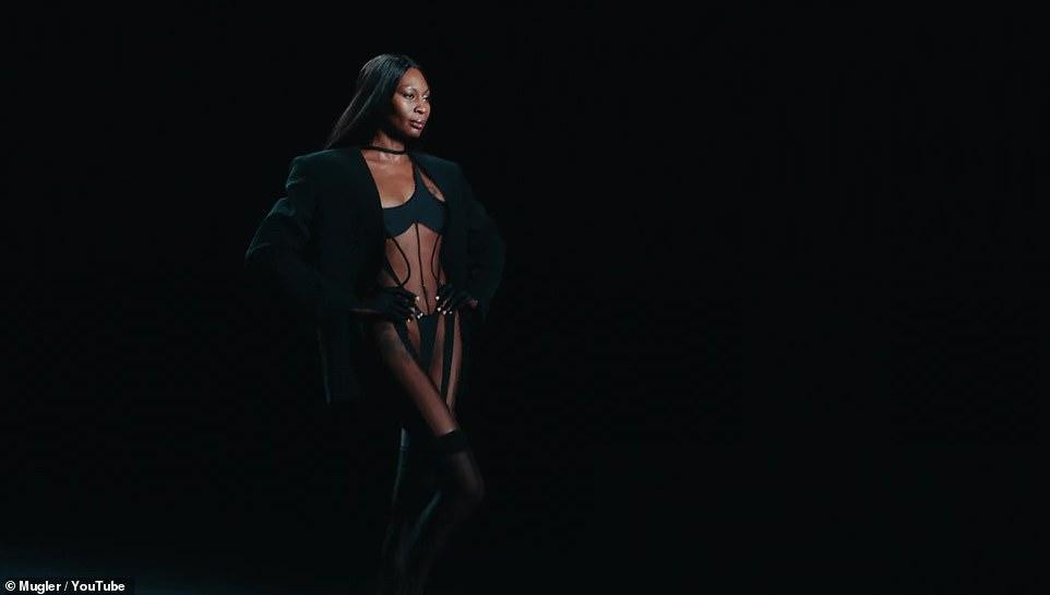 Người đẹp chuyển giới Dominique TAR Jackson cũng được mời trình diễn catwalk.