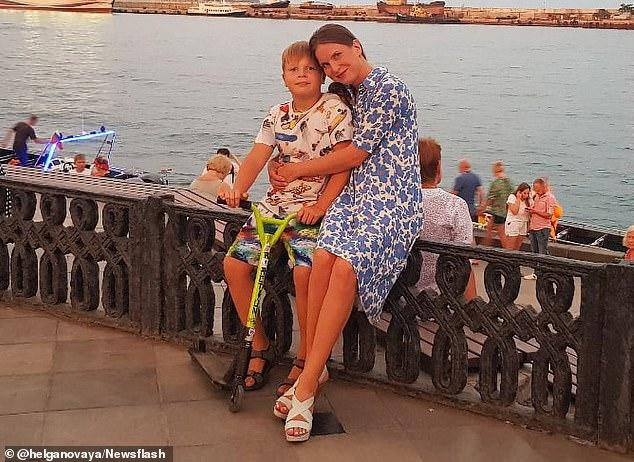 Shlyamina từng 2 lần thất bại trong hôn nhân, muốn có được gia đình hạnh phúc, nhưng lại rơi vào họa sát thân. Shlyamina từng 2 lần thất bại trong hôn nhân, muốn có được gia đình hạnh phúc, nhưng lại rơi vào họa sát thân.