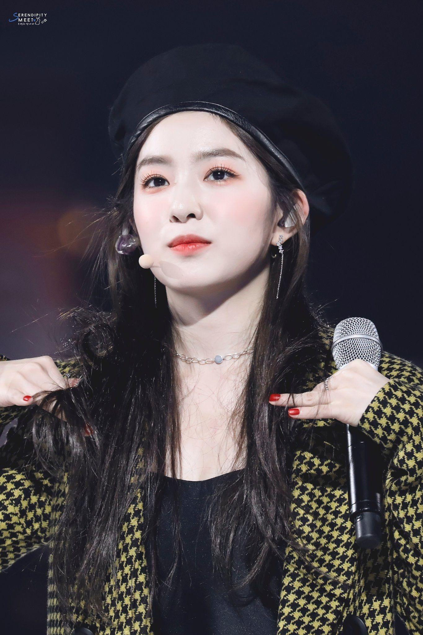 Irene (Red Velvet) dẫn đầu danh sách bình chọn. Dù bị dính "phốt" thái độ, không ai có thể phủ nhận được vẻ đẹp "không góc chết" của cô. Vì lẽ đó, người đẹp được biết đến với danh xưng "nữ thần".