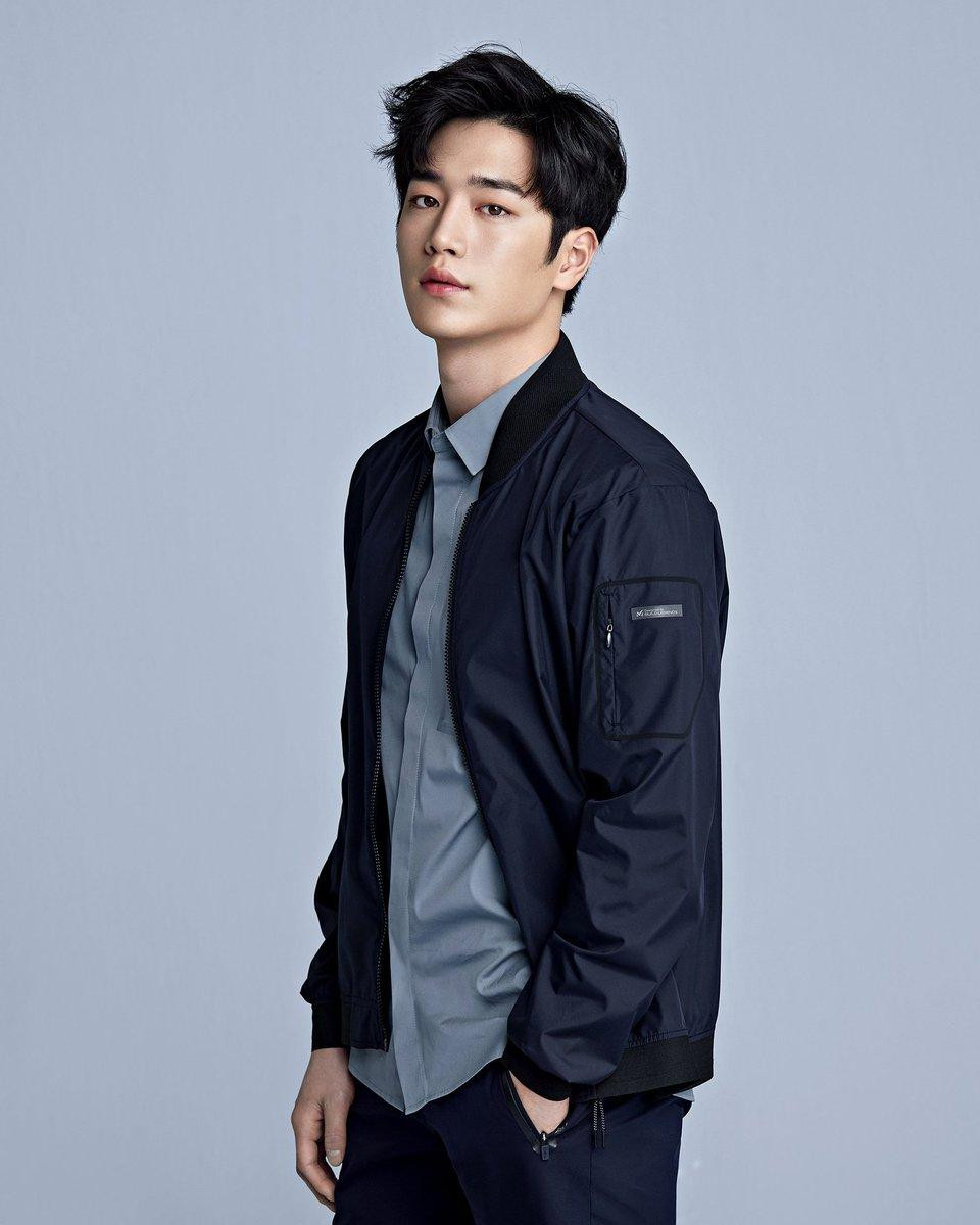 Seo Kang Joon vẫn luôn được khen ngợi bởi diện mạo điển trai. Chuyên gia thẩm mỹ do TMI News mời khẳng định: "Nếu bạn tìm kiếm người nổi tiếng nam có đôi mắt đẹp nhất, đó chính là Seo Kang Joon".