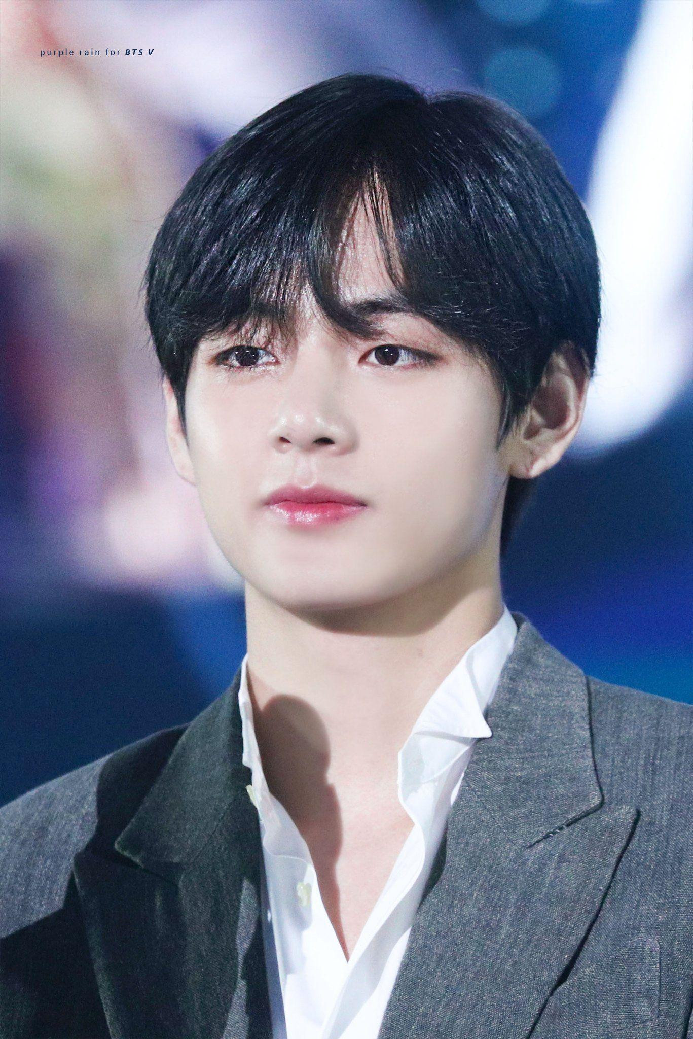 Giải thích cho lý do chọn V (BTS) vào vị trí thứ 3, các bác sĩ thẩm mỹ nhận xét: "Đôi mắt của V đẹp đến mức không thể can thiệp bằng phẫu thuật thẩm mỹ". Dẫn chương trình Jang Do Yeon còn cho rằng, V hoàn toàn có thể cạnh tranh vị trí số 1.