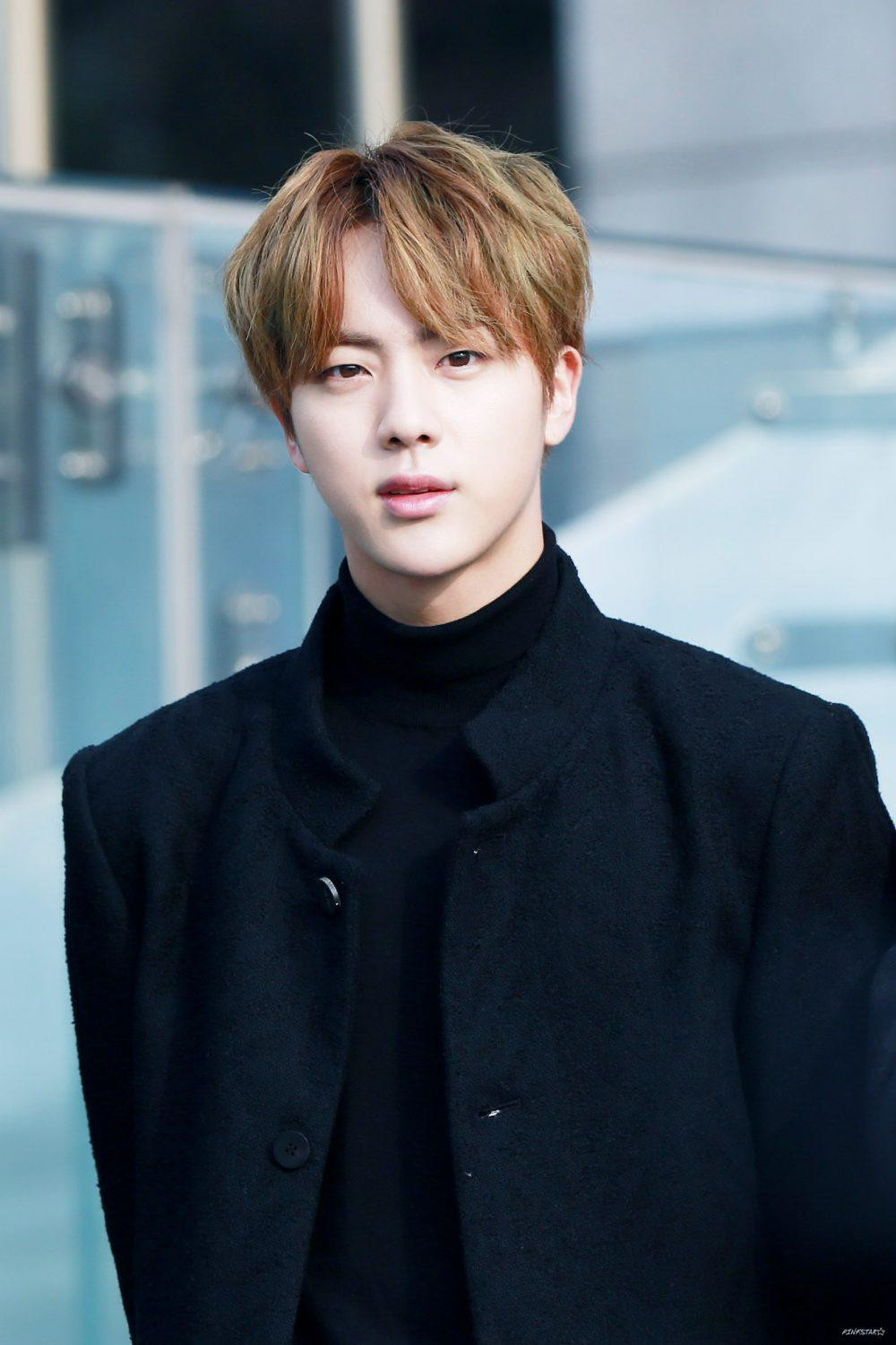 Jin (BTS) đứng hạng 6. Anh được đánh giá sở hữu vẻ đẹp đậm chất Á Đông, giống các tài tử thập niên 1990.
