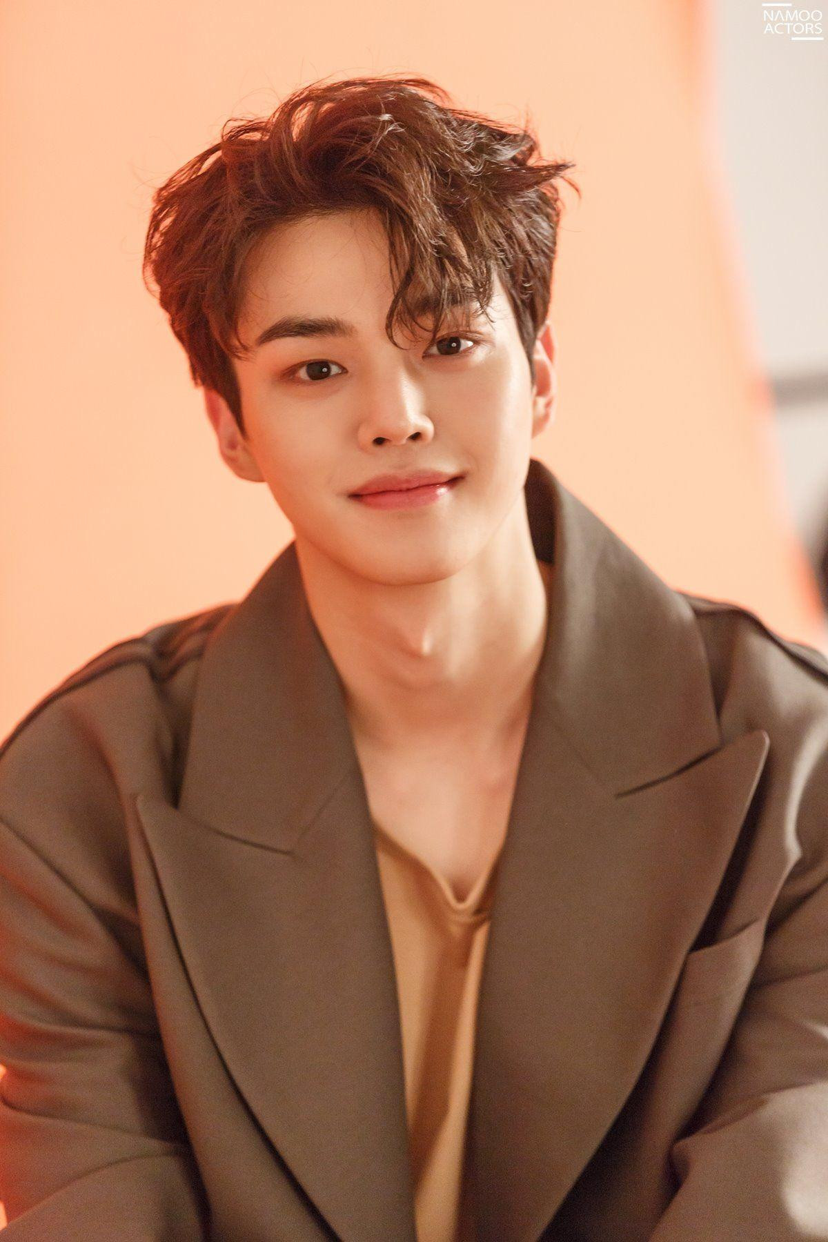 Nam diễn viên Song Kang xếp vị trí thứ 4. Anh được nhận xét là tổng hòa vẻ đẹp của Song Joong Ki, Lee Min Ho và Seo Kang Joon.