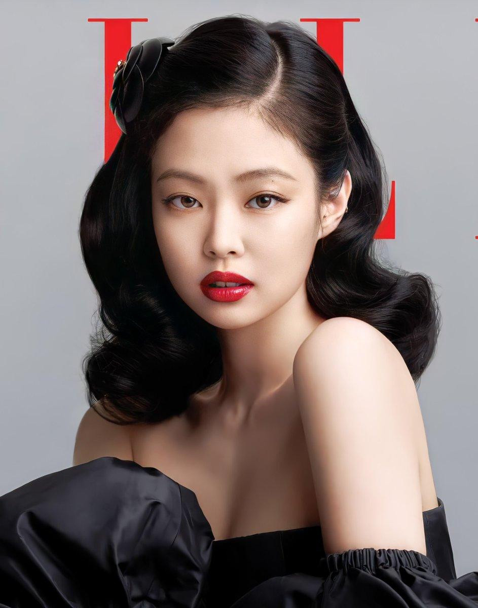 Jennie (Black Pink) xếp thứ 2. Vẻ đẹp của cô được đánh giá là mạnh mẽ, thanh lịch, nhưng cũng dễ thương, trong sáng.