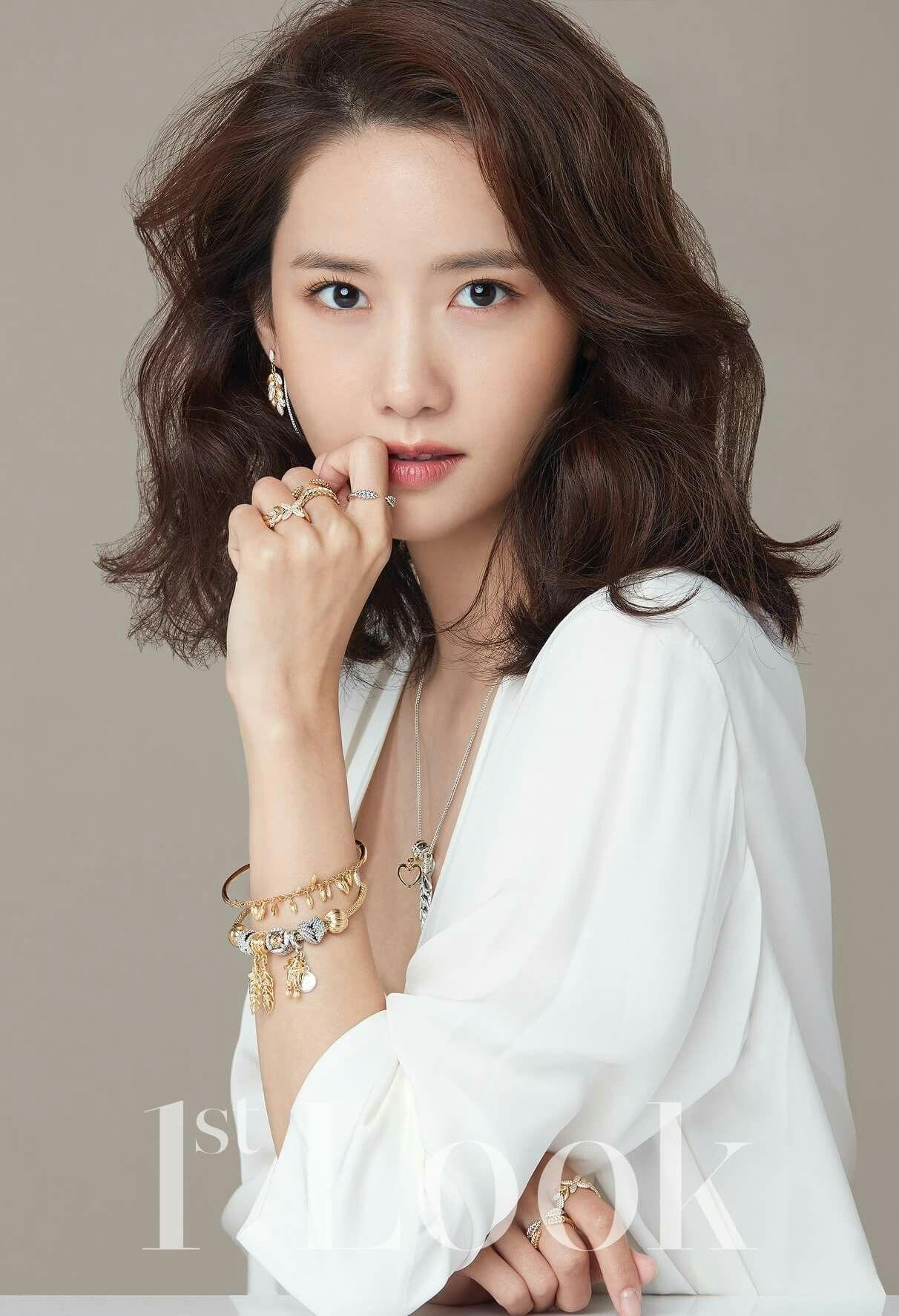 Vị trí thứ 3 thuộc về Yoona (SNSD). Cô được bình chọn là thần tượng xinh đẹp nhất trong danh sách 116 thần tượng K-pop và gương mặt được sinh viên Hàn Quốc săn đón nhất.