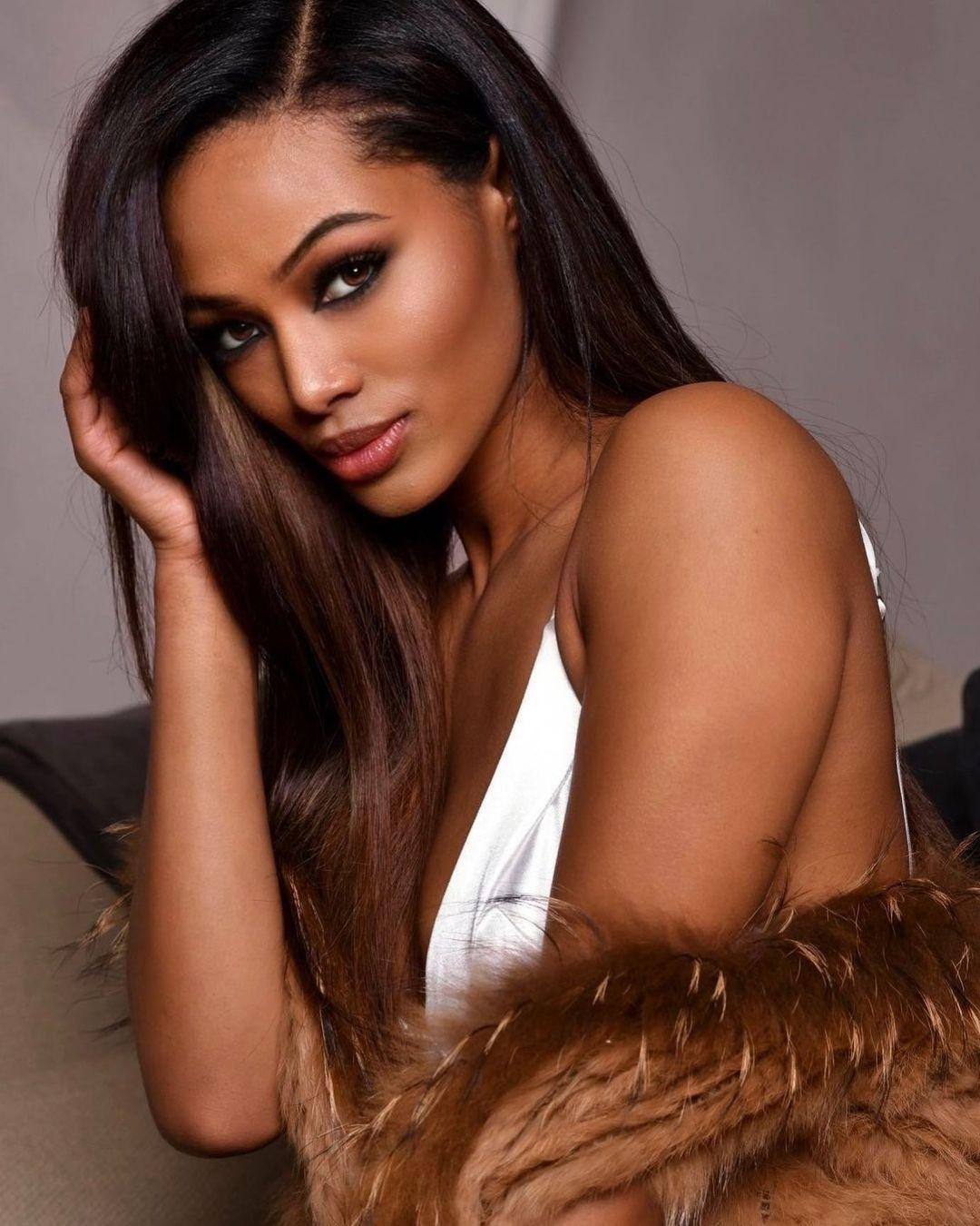 Trước đó, Deltour chiến thắng tại Hoa hậu Đông Flanders 2021, nhận tấm vé bước vào đấu trường Hoa hậu Bỉ 2021. Sắp tới, cô sẽ đại diện nước nhà tham gia Hoa hậu Thế giới hoặc Hoa hậu Hoàn vũ 2021. Trước đó, Deltour chiến thắng tại Hoa hậu Đông Flanders 2021, nhận tấm vé bước vào đấu trường Hoa hậu Bỉ 2021. Sắp tới, cô sẽ đại diện nước nhà tham gia Hoa hậu Thế giới hoặc Hoa hậu Hoàn vũ 2021.