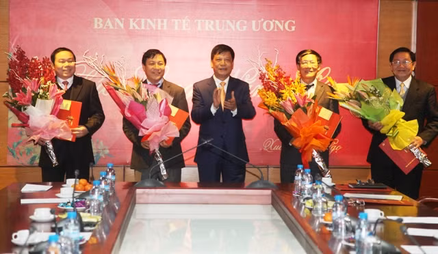 Dong chi Tran Luu Hai Pho truong ban to chuc Trung uong trao quyet dinh