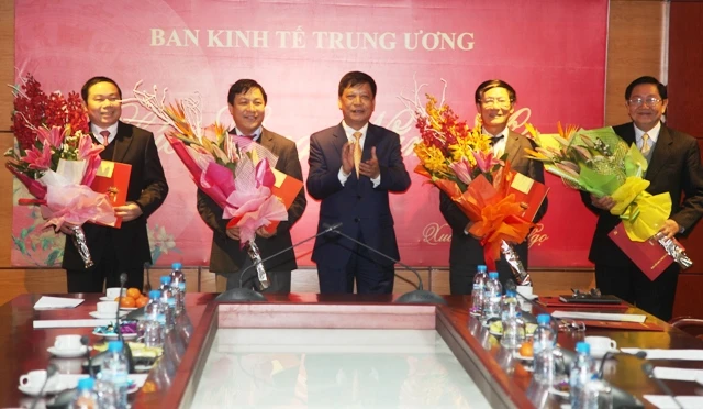 Dong chi Tran Luu Hai Pho truong ban to chuc Trung uong trao quyet dinh