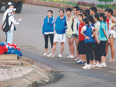 Đoàn Khánh Hoà đang nghe chỉ đạo của HLV Phạm Đình Khánh Đoan cho từng VĐV trong buổi tập sáng 19- 3