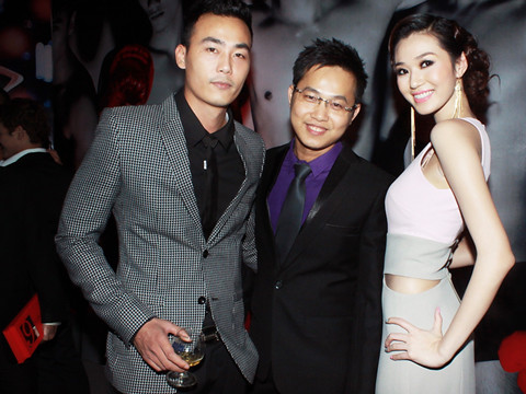 Sơn Tùng, Khánh My chụp ảnh cùng bạn bè. Sơn Tùng, Khánh My chụp ảnh cùng bạn bè