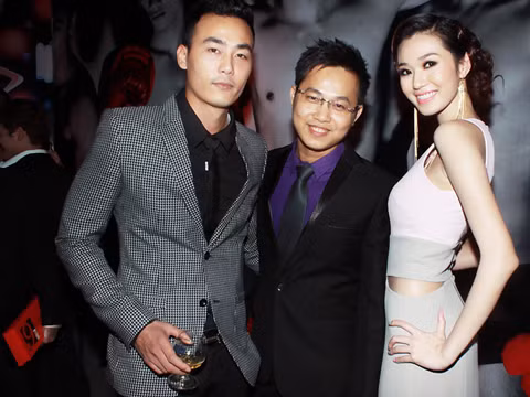 Sơn Tùng, Khánh My chụp ảnh cùng bạn bè