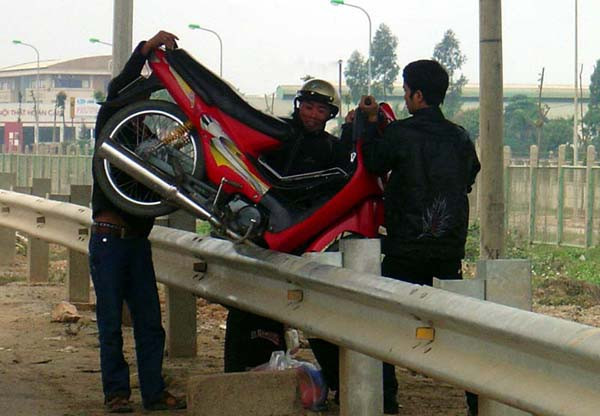 'Cõng' xe qua dải phân cách