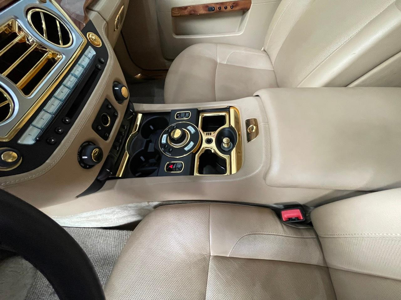 Rolls-Royce Ghost là chiếc siêu xe được sản xuất tại Anh năm 2011, nguyên bản được trang bị động cơ V12 6.6L tăng áp kép công suất 563 mã lực và mô-men xoắn 780 Nm.