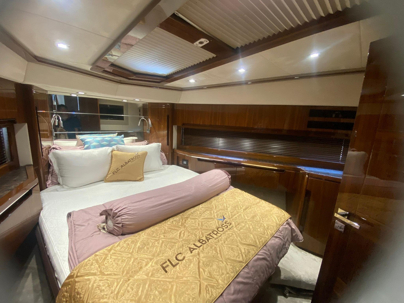 Một trong 4 phòng ngủ trên du thuyền triệu đô của FLC. Một trong 4 phòng ngủ trên du thuyền triệu đô của FLC.