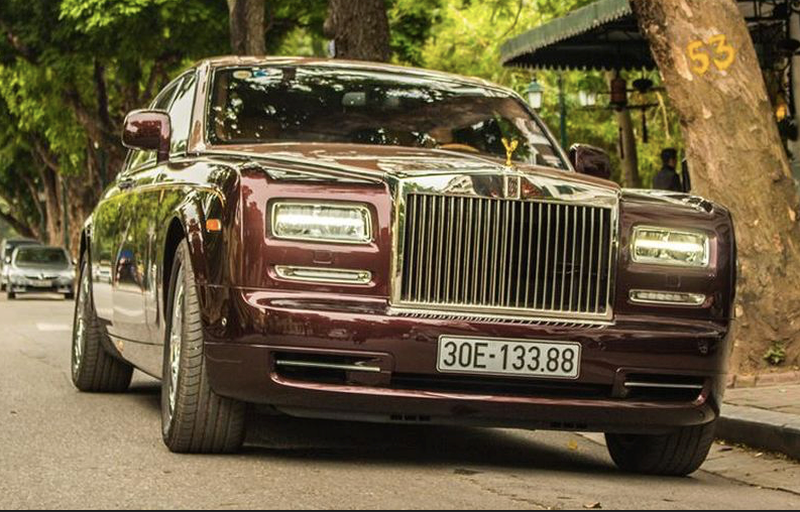 Rolls-Royce loại Phantom 4 chỗ ngồi của ông Trịnh Văn Quyết với giá khởi điểm hơn 28 tỷ đồng.