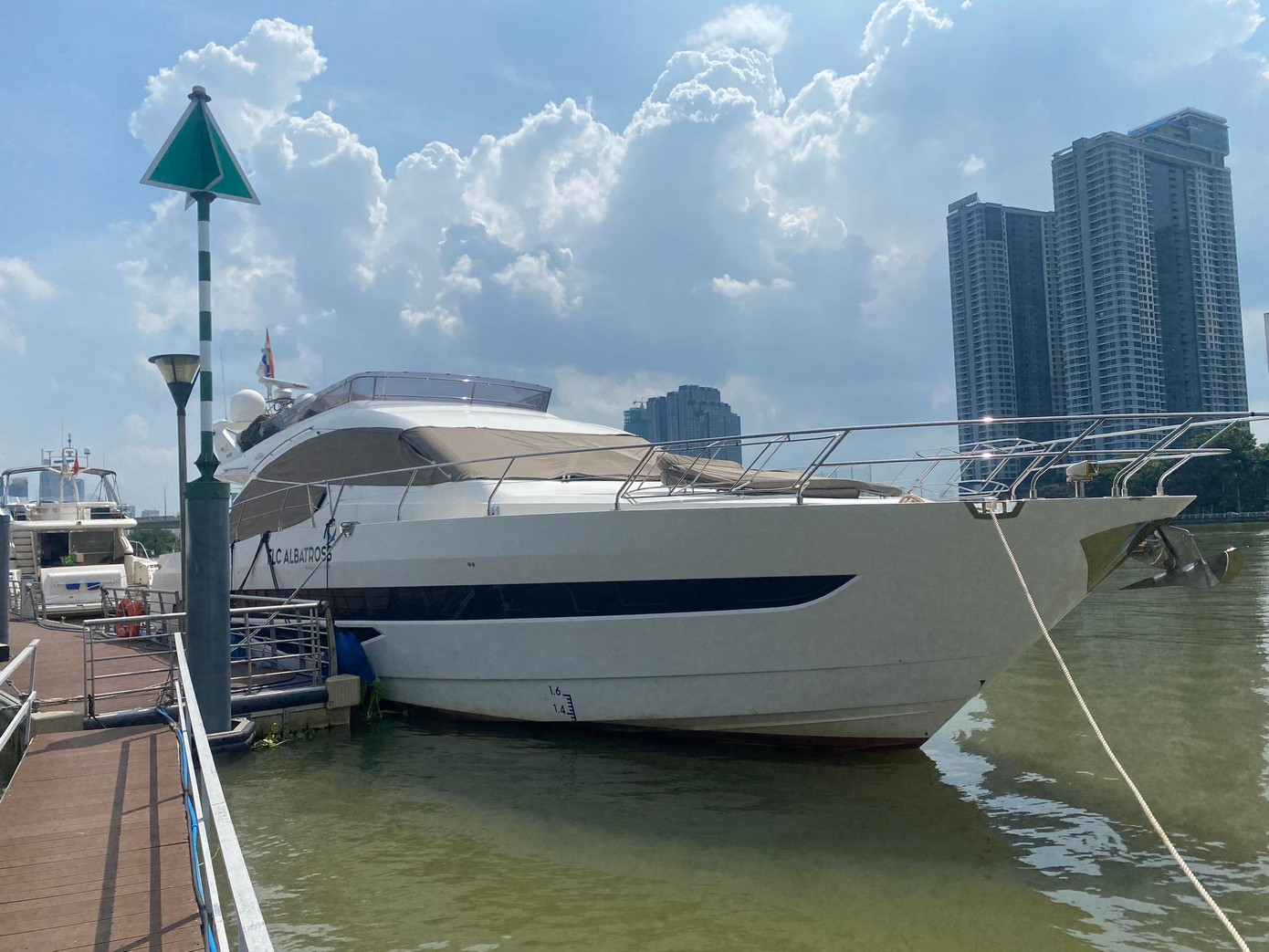 Theo giấy chứng nhận đăng ký phương tiện Thuỷ nội địa số 2014/ĐK do Sở GTVT Hà Nội cấp ngày 15/11/2018. Theo giấy chứng nhận đăng ký phương tiện Thuỷ nội địa số 2014/ĐK do Sở GTVT Hà Nội cấp ngày 15/11/2018.