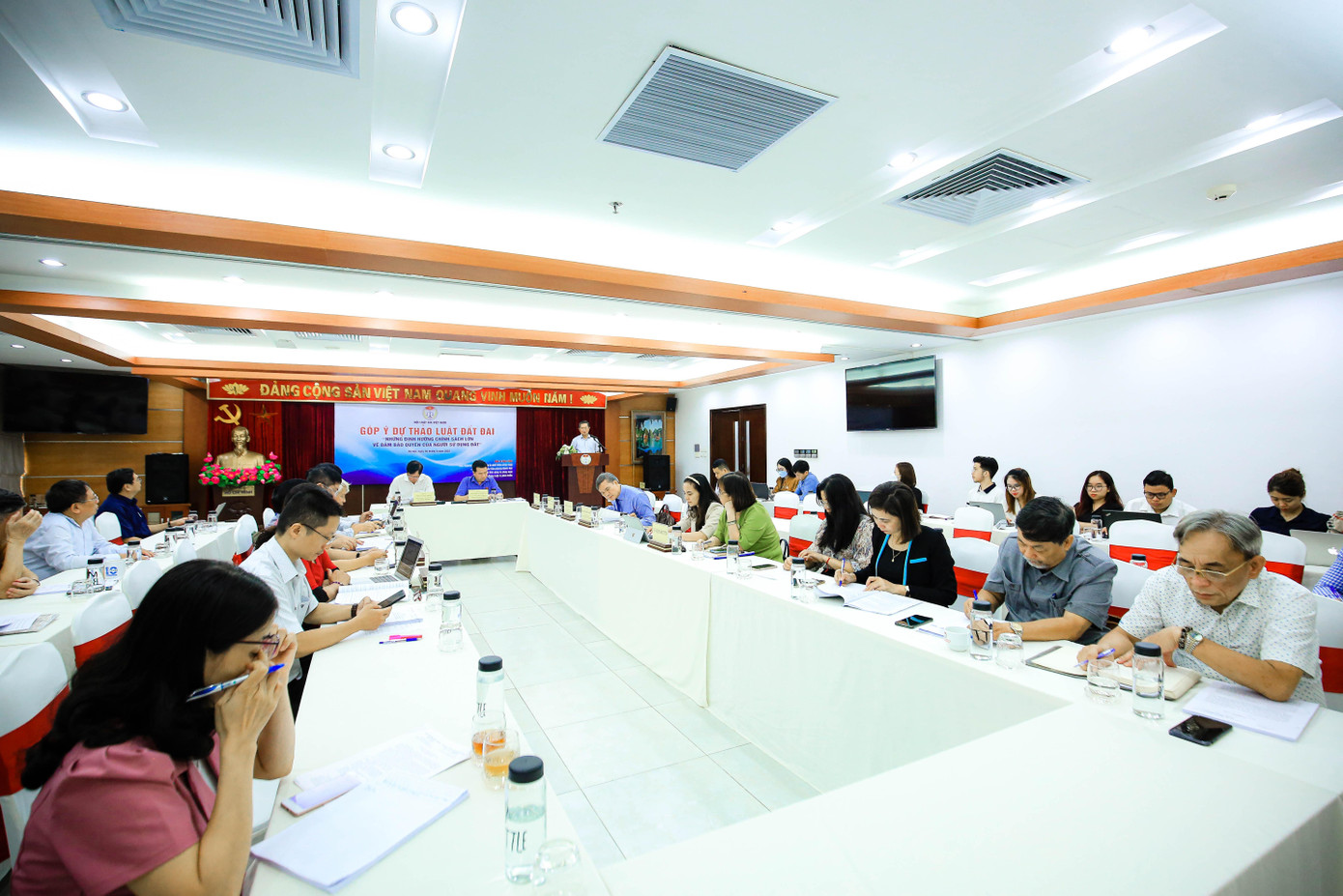 Nhiều ý kiến đóng góp tại Hội thảo góp ý dự thảo Luật Đất đai (sửa đổi) ngày 30/9. Nhiều ý kiến đóng góp tại Hội thảo góp ý dự thảo Luật Đất đai (sửa đổi) ngày 30/9.