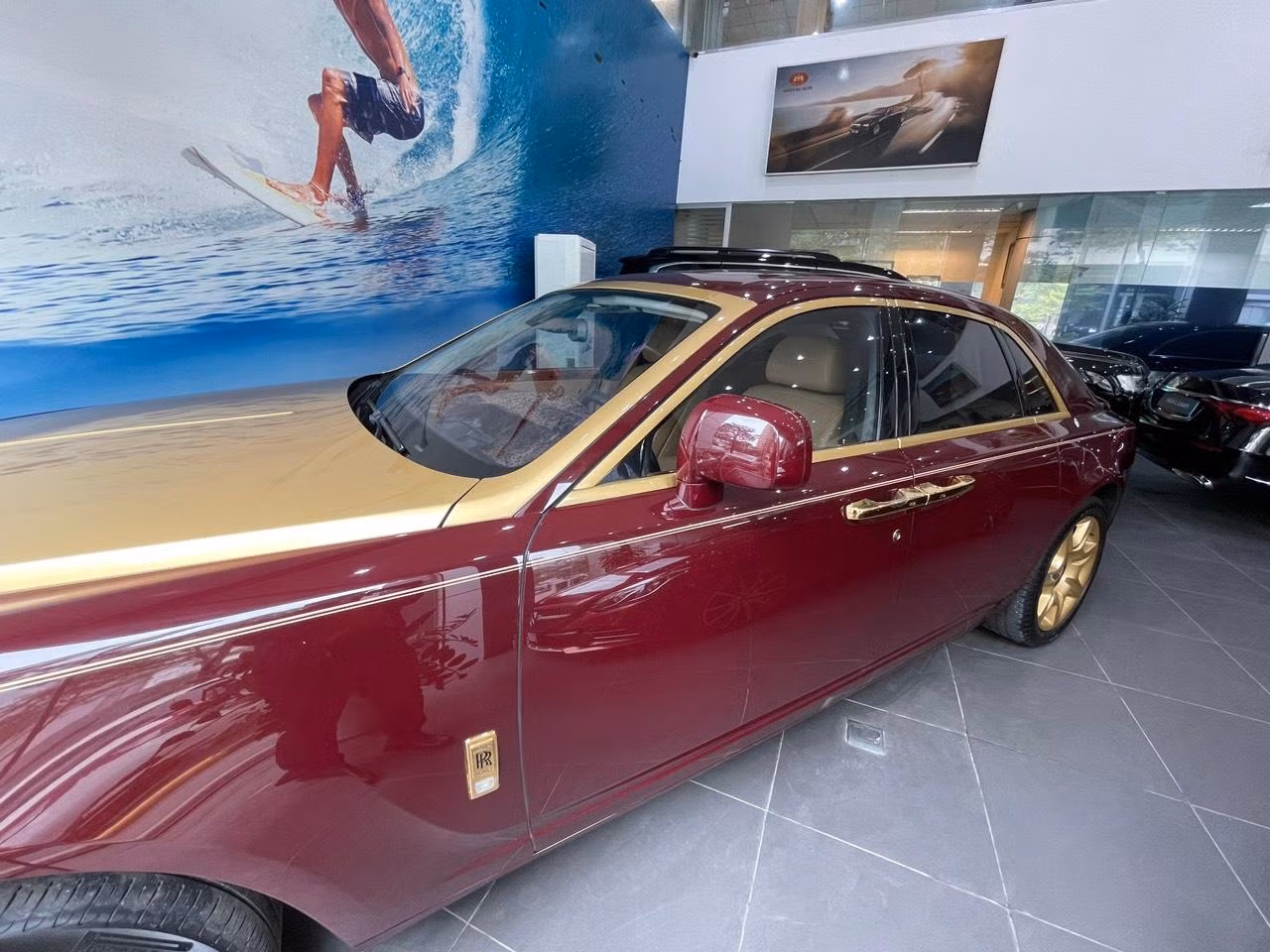 Chiếc xe Rolls-Royce Ghost dát vàng của ông Trịnh Văn Quyết - cựu Chủ tịch Tập đoàn FLC - lần thứ 5 hạ giá 1,2 tỷ đồng.