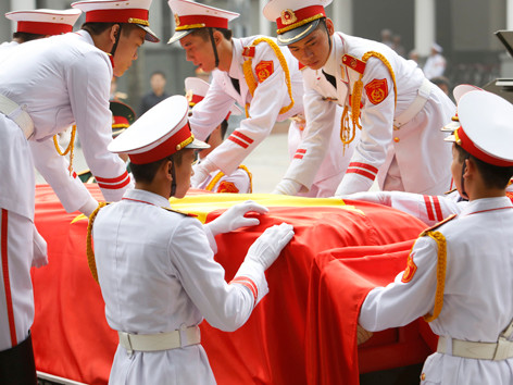 Đội tiêu binh phủ Quốc kỳ lên linh cữu Đại tướng. Ảnh: Như Ý