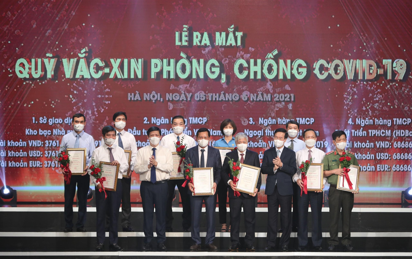 Thường trực Ban Bí thư Võ Văn Thưởng tặng hoa cảm ơn các cơ quan, đơn vị đã ủng hộ Qũy phòng, chống vaccine COVID-19 (ảnh Như Ý) Thường trực Ban Bí thư Võ Văn Thưởng tặng hoa cảm ơn các cơ quan, đơn vị đã ủng hộ Qũy phòng, chống vaccine COVID-19 (ảnh Như Ý)