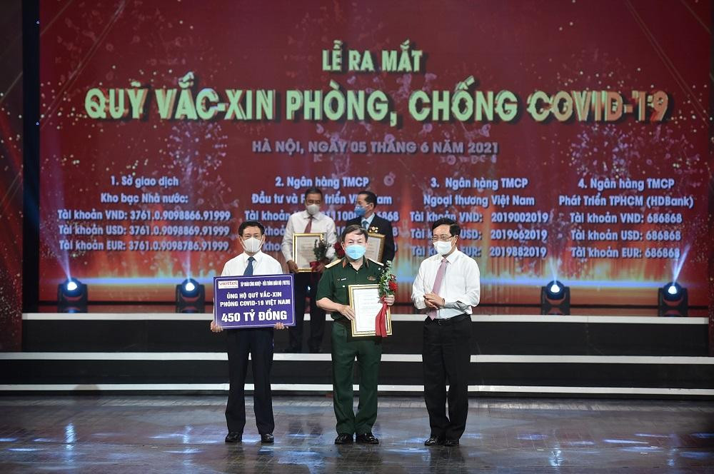 Phó Thủ tướng Phạm Bình Minh và Bộ trưởng Bộ Tài chính tiếp nhận ủng hộ (ảnh Như Ý) Phó Thủ tướng Phạm Bình Minh và Bộ trưởng Bộ Tài chính tiếp nhận ủng hộ (ảnh Như Ý)