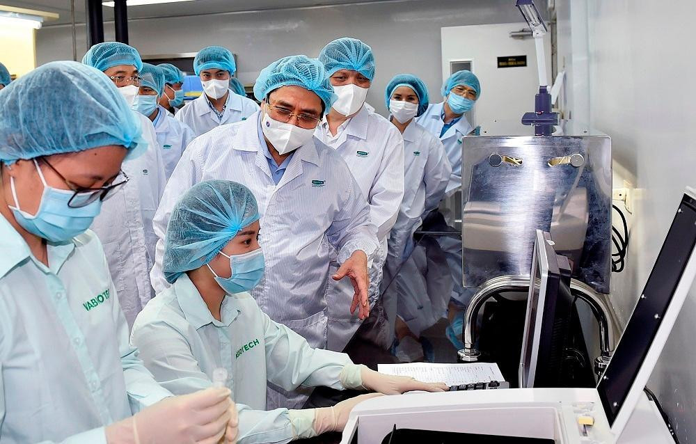 Thủ tướng thăm các đơn vị nghiên cứu, sản xuất vaccine