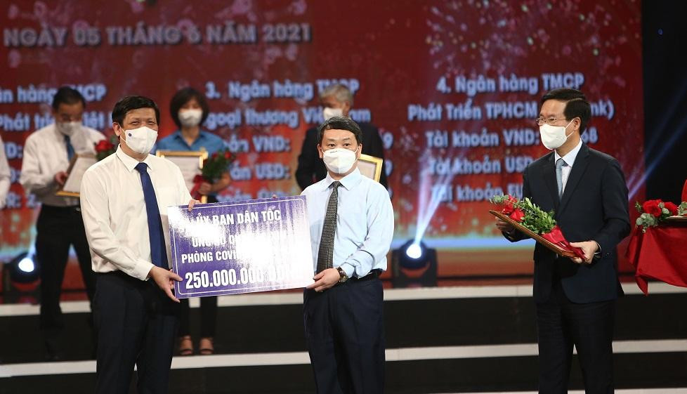 Thường trực Ban Bí thư Võ Văn Thưởng và Bộ trưởng Bộ Y tế tiếp nhận ủng hộ từ các cơ quan, đơn vị (ảnh Như Ý) Thường trực Ban Bí thư Võ Văn Thưởng và Bộ trưởng Bộ Y tế tiếp nhận ủng hộ từ các cơ quan, đơn vị (ảnh Như Ý)