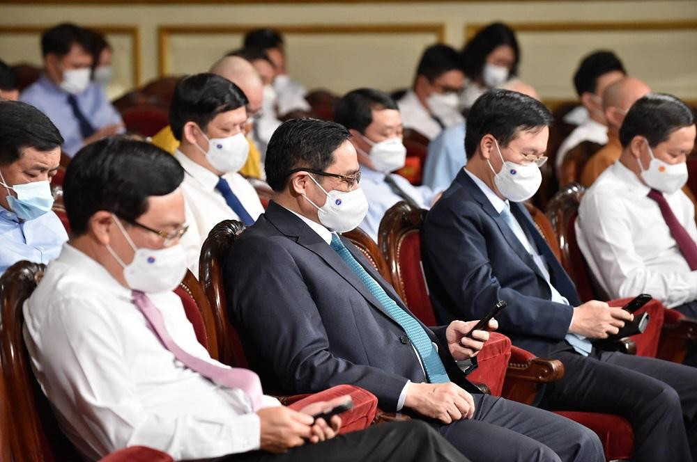 Các đại biểu nhắn tin ủng hộ phòng, chống dịch COVID-19 (ảnh Như Ý) Các đại biểu nhắn tin ủng hộ phòng, chống dịch COVID-19 (ảnh Như Ý)