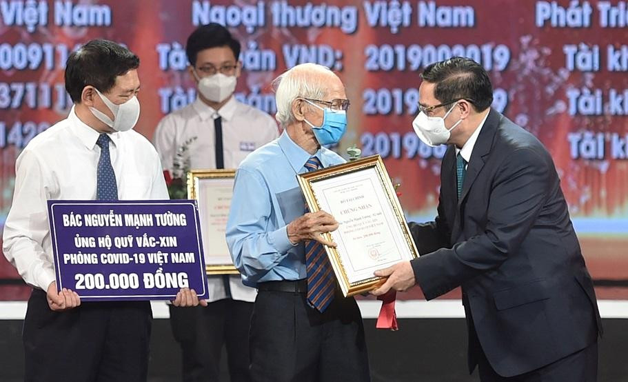 Thủ tướng tặng hoa cảm ơn những tấm lòng hảo tâm của các cá nhân (ảnh Như Ý) Thủ tướng tặng hoa cảm ơn những tấm lòng hảo tâm của các cá nhân (ảnh Như Ý)