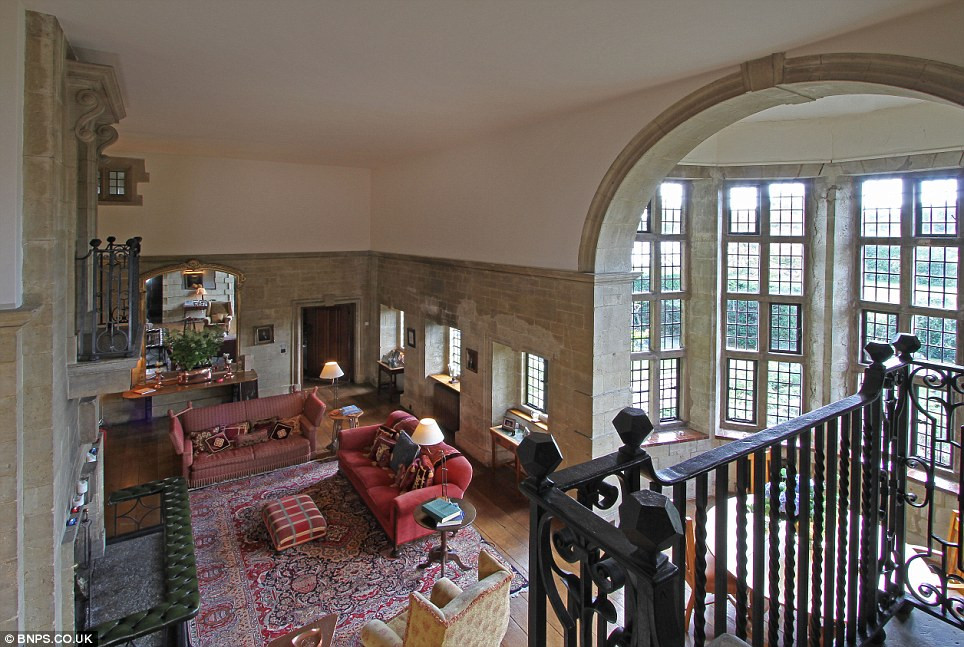 Ngôi nhà được thiết kế với nhiều cửa sổ đón ánh sáng vào các phòng