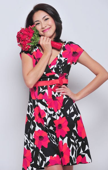 Hoàng My trẻ trung và nổi bật trong bộ đầm họa tiết hoa. Chân dài tuổi teen Hồng Quế diện đầm hoa lạ mắt. Chiếc váy hoa tôn vẻ đẹp kiêu sa của Lý Nhã Kỳ. Giọng ca ngọt ngào Miu Lê. "Người đẹp nude" Ngọc Quyên. "Nữ hoàng đồ lót" Ngọc Trinh khoe da trắng nõn. Người đẹp Phùng Yến Ngọc. Chân dài đình đám Quỳnh Thư. "Nụ cười tỏa nắng" Tăng Thanh Hà. Siêu mẫu Thái Hà. Thu Hằng Á quân Next Top Model Trà My. Và quán quân Vietnam Idol Uyên Linh trông nữ tính trong bộ đầm hoa rực rỡ.