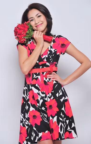 Hoàng My trẻ trung và nổi bật trong bộ đầm họa tiết hoa. Chân dài tuổi teen Hồng Quế diện đầm hoa lạ mắt. Chiếc váy hoa tôn vẻ đẹp kiêu sa của Lý Nhã Kỳ. Giọng ca ngọt ngào Miu Lê. "Người đẹp nude" Ngọc Quyên. "Nữ hoàng đồ lót" Ngọc Trinh khoe da trắng nõn. Người đẹp Phùng Yến Ngọc. Chân dài đình đám Quỳnh Thư. "Nụ cười tỏa nắng" Tăng Thanh Hà. Siêu mẫu Thái Hà. Thu Hằng Á quân Next Top Model Trà My. Và quán quân Vietnam Idol Uyên Linh trông nữ tính trong bộ đầm hoa rực rỡ.