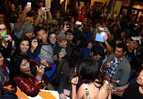 Selena Gomez rạng rỡ trong buổi ra mắt phim mới Cô ‘phù thủy nhỏ’ xinh đẹp Selena Gomez vừa có chuyến đi tới Texas, Mỹ để dự buổi lễ công chiếu bộ phim mới – Spring Breakers của cô vào tối qua.