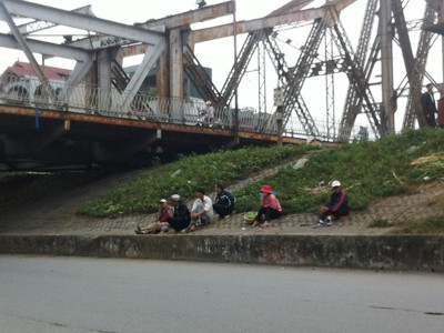 Thất thểu đợi việc dưới gầm cầu Long Biên. Ảnh: Phong Cầm