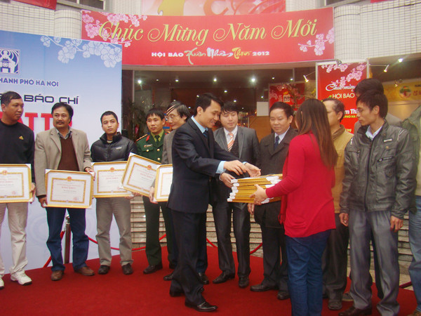 Ông Nguyễn Công Bằng – Phó ban thi đua thành phố Hà Nội trao bằng chứng nhận cho các đơn vị báo chí tham gia Hội báo Xuân Nhâm Thìn.