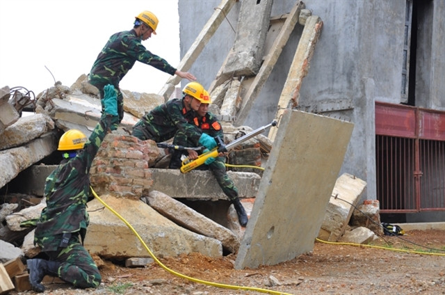 Những tấm bê tông nặng trịch bị di chuyển để tìm kiếm nạn nhân 