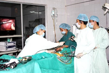  TTND. Trần Đức Quý (x) thực hiện ca phẫu thuật nội soi.