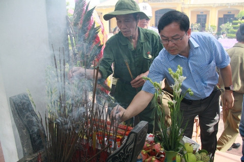 Nhà báo Lê Xuân Sơn – Tổng biên tập báo Tiền Phong thắp hương tri ân những anh hùng Thanh niên xung phong tại Ga Gôi. Ảnh: Trường Phong. 