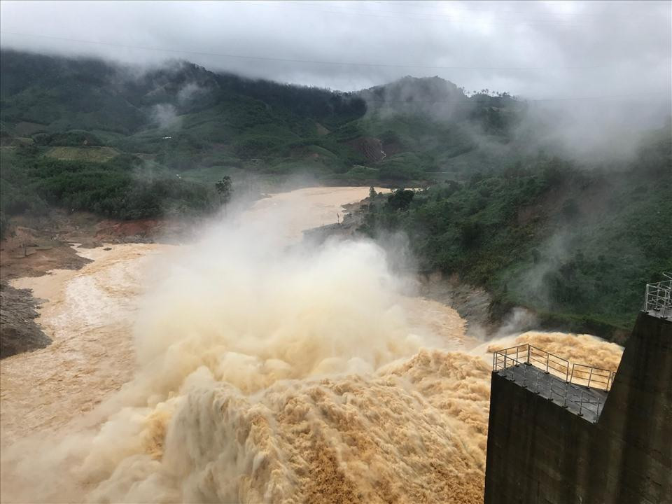 Hàng loạt hồ thủy điện tại miền Trung-Tây Nguyên đang phải xả tràn khẩn cấp