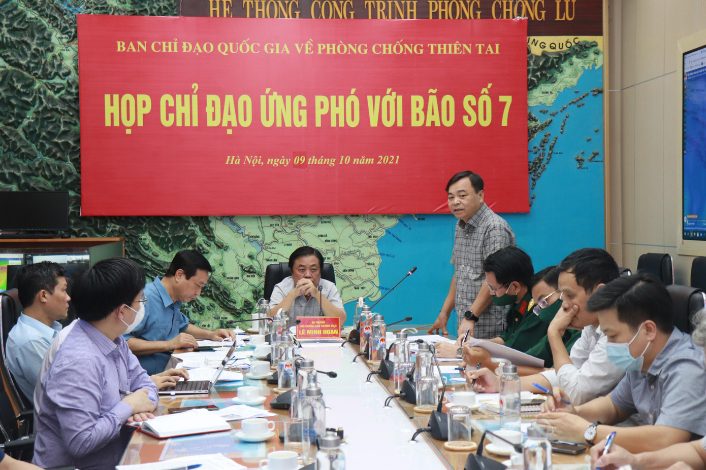 Thứ trưởng Nguyễn Hoàng Hiệp cho biết, trong 10 ngày tới, một hình thái thời tiết phức tạp "liên hoàn bão" sẽ ảnh hưởng trực tiếp đến nước ta