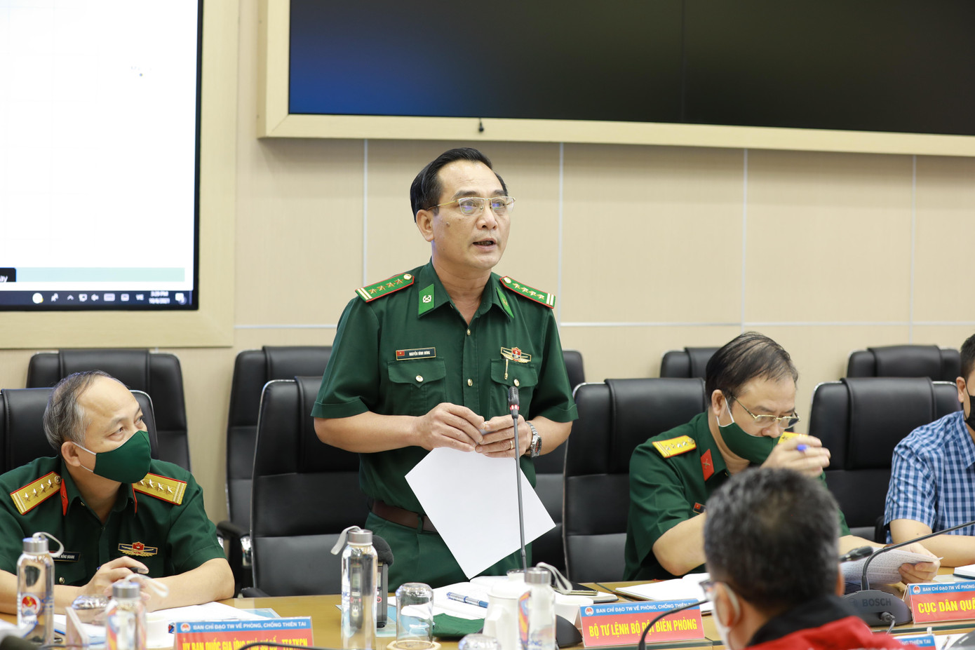 Đại tá Nguyễn Đình Hưng cho biết, việc một số tàu thuyền đang thả neo trú trên biển chờ áp thấp đi qua rất nguy hiểm Đại tá Nguyễn Đình Hưng cho biết, việc một số tàu thuyền đang thả neo trú trên biển chờ áp thấp đi qua rất nguy hiểm