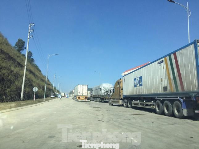 Theo ông Hòa, hiện các doanh nghiệp đưa hàng lên cửa khẩu không có chỗ ăn, chỗ ở, chỗ để xe và chờ rất lâu mới được thông quan Theo ông Hòa, hiện các doanh nghiệp đưa hàng lên cửa khẩu không có chỗ ăn, chỗ ở, chỗ để xe và chờ rất lâu mới được thông quan