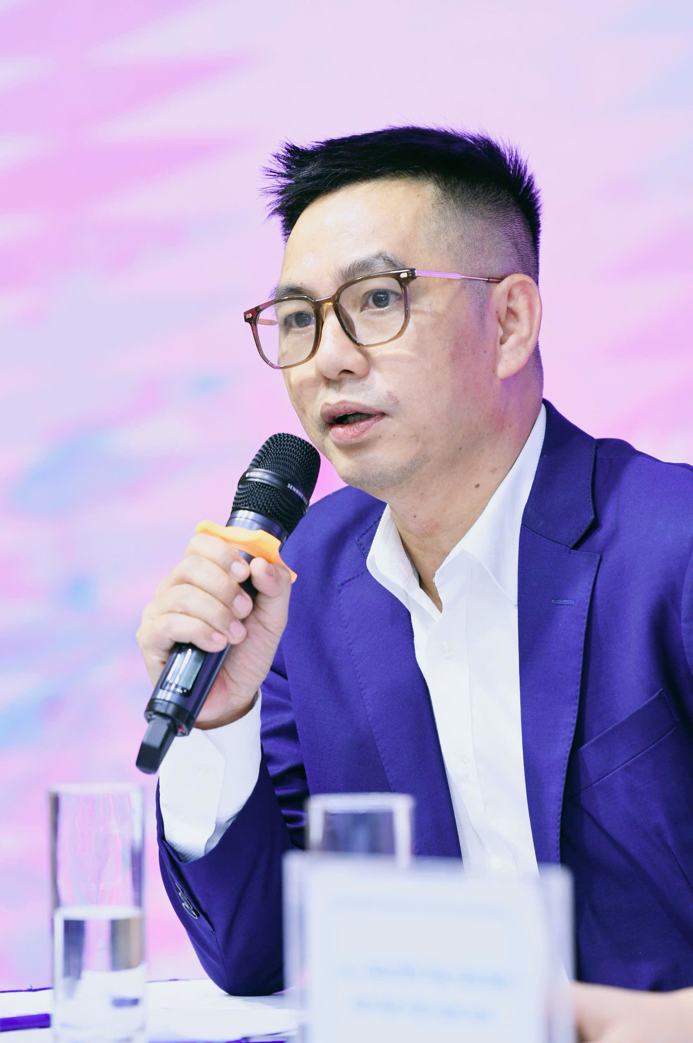 Ông Hoàng Thọ Ninh chia sẻ tại họp báo sau đăng quang. Ảnh: Trọng Tài.