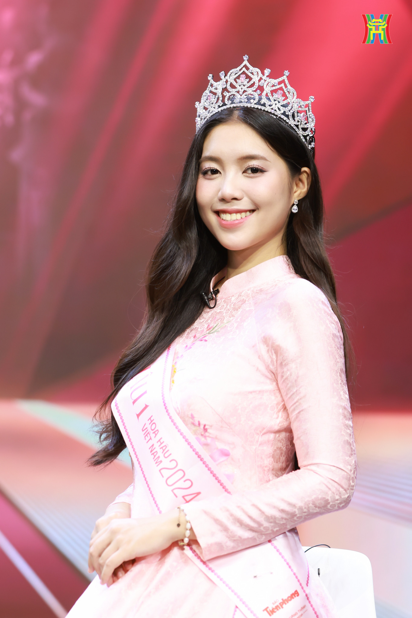 Á hậu 1 Trần Ngọc Châu Anh và Á hậu 2 Nguyễn Thị Vân Nhi giữ tinh thần rạng rỡ trong suốt buổi trò chuyện.