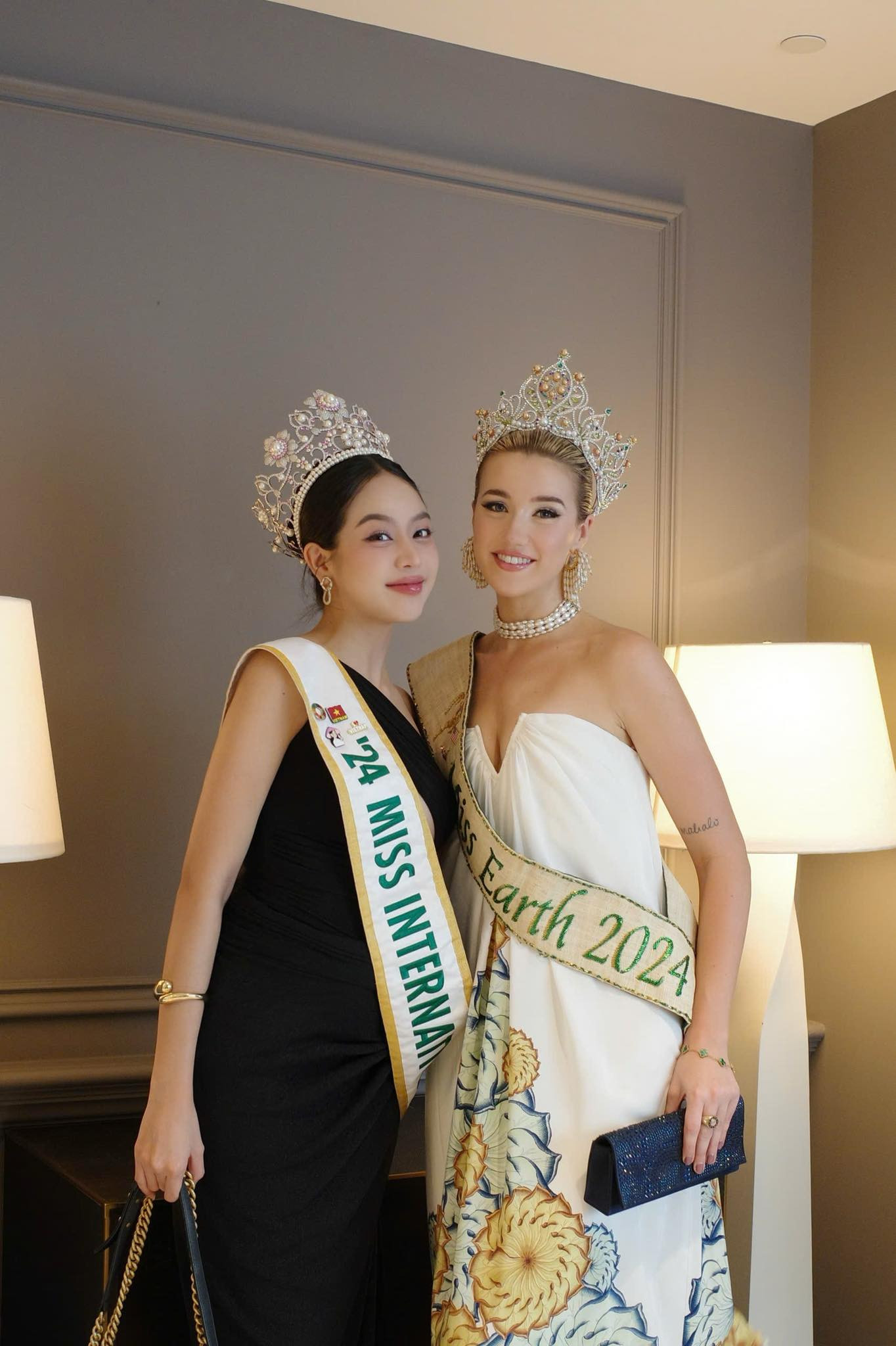 Thanh Thủy chụp ảnh cùng Hoa hậu Quốc tế Mỹ 2024 Alysa Cook và đương kim Hoa hậu Trái Đất Jessica Lane trong các hoạt động tại Mỹ.