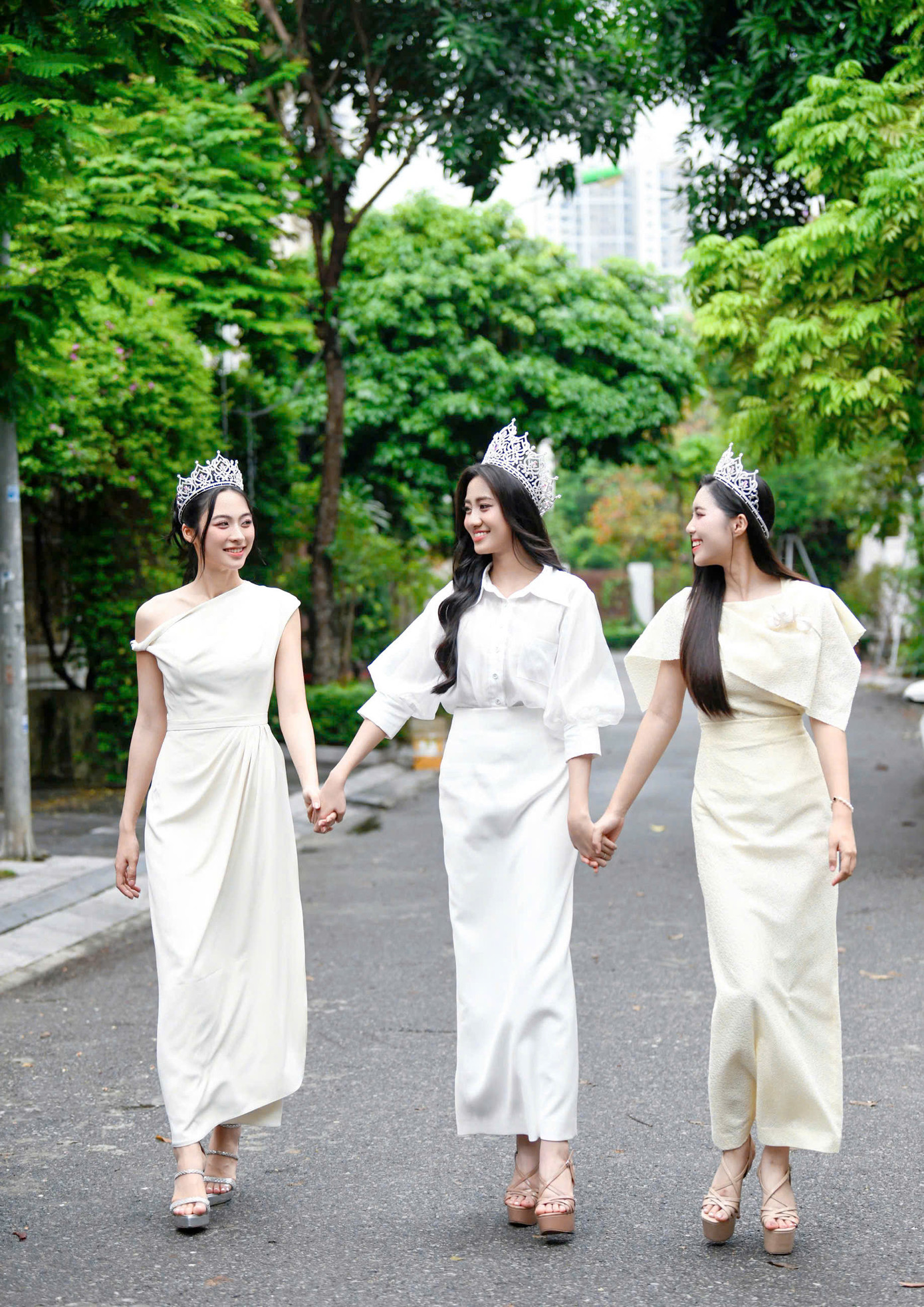 Top 3 Hoa hậu Việt Nam 2024 diện trang phục màu trắng đồng điệu, thanh lịch.