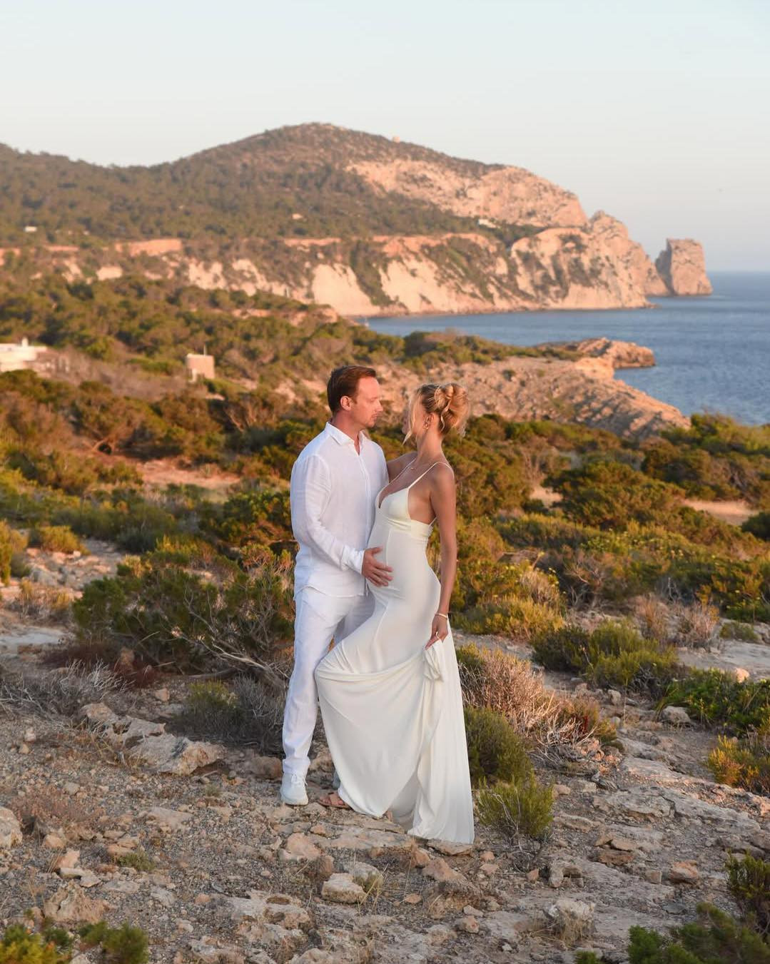 Krystyna Pyszková khoe bụng bầu. Krystyna Pyszková khoe bụng bầu.